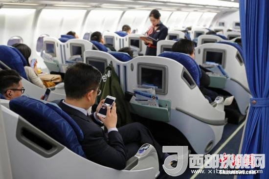 在東航MU5137航班上，旅客全程在飛行模式下可以使用手機(jī)。殷立勤 攝