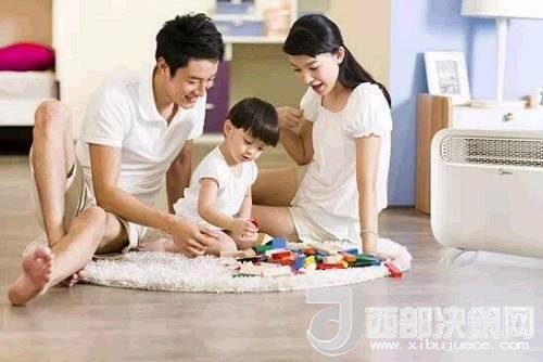 兒童時(shí)期，孩子好奇心強(qiáng)，喜歡“打破砂鍋問到底”、“探究性拆東西”、“自言自語做游戲”。這些聽似好笑，看似頑皮的言行舉止，恰恰就是孩子創(chuàng)造火花的閃現(xiàn)。心理學(xué)家鄧斯克認(rèn)為，小孩子在游戲中的“假裝”會(huì)大大促進(jìn)他們的發(fā)散思維。