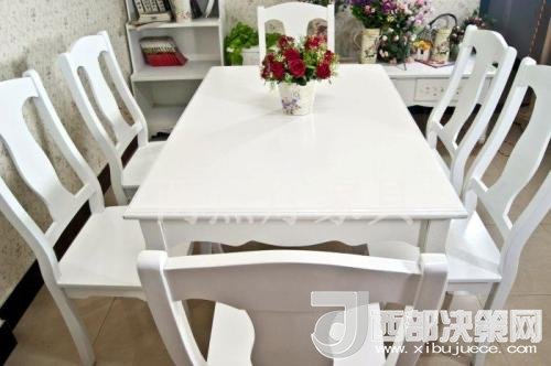 喜歡白色餐桌 但椅子該如何搭配？