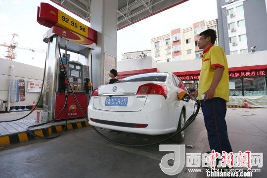 資料圖：山西太原，加油站工作人員正在給車輛加油。　張云 攝