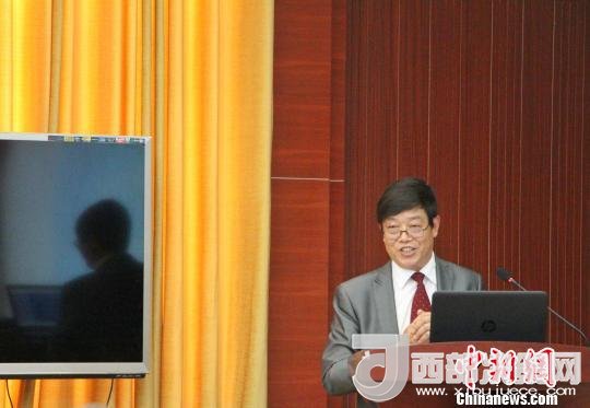 圖為中南大學教授歐陽友權在現(xiàn)場作了題為“我國文化產業(yè)發(fā)展的三大拐點與高校的責任”報告?！≮w曉 攝