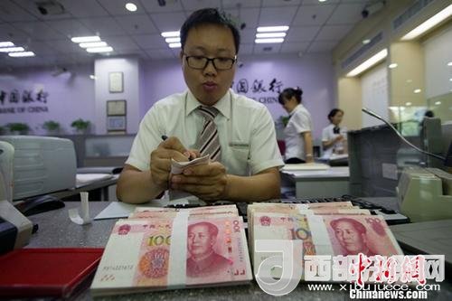 資料圖：銀行工作人員正在清點(diǎn)貨幣。<a target='_blank' >中新社</a>記者 張云 攝