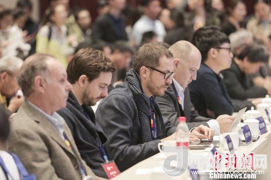 河北工業(yè)設計創(chuàng)新中心(以下簡稱HIDC)啟動儀式暨“設計促轉型·創(chuàng)新贏未來”國際工業(yè)設計工作坊26日在河北省省會石家莊市舉行。圖為與會各國設計師。　肖欣 攝