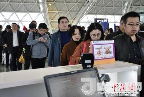 圖為旅客等待進(jìn)入客艙。　呂俊明 攝