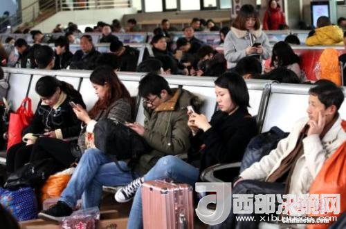 資料圖：移動互聯(lián)網(wǎng)時代，旅客都拿著手機打發(fā)時間。<a target='_blank' >中新社</a>記者 王中舉 攝