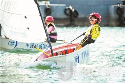 青島市北區(qū)立新小學(xué)學(xué)生參加2017年中國杯青少年帆船OP項(xiàng)目比賽。孫軍/攝