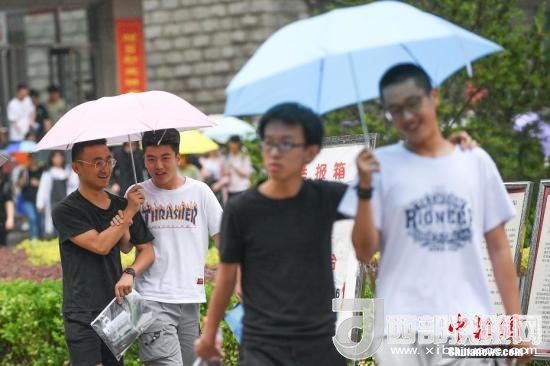 資料圖：6月8日，山西太原，考生打傘走出考場。當日，全國部分地區(qū)2018年高考結束。 <a target='_blank'  data-cke-saved- >中新社</a>記者 武俊杰 攝
