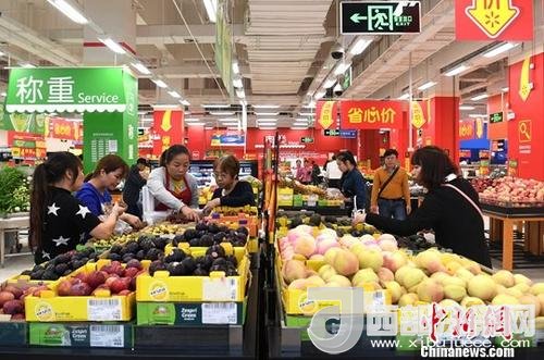 資料圖：民眾在超市選購水果。<a target='_blank'  data-cke-saved- >中新社</a>記者 俞靖 攝