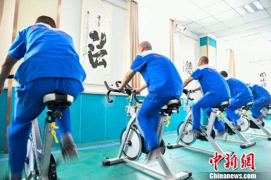 山西省戒毒人員正在進(jìn)行身體鍛煉。　王建軍 攝
