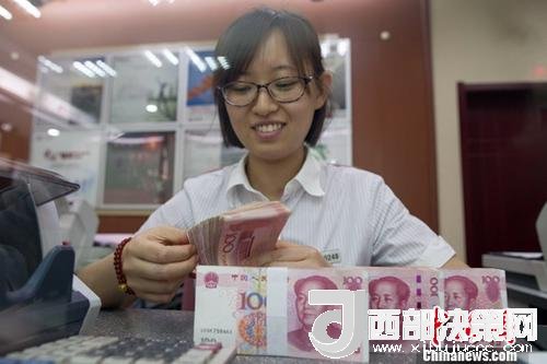7月5日，山西太原一銀行工作人員正在清點貨幣。人民幣對美元匯率中間價在經歷了過去11個交易中的10次下調后終于迎來大漲。5日，中國外匯交易中心公布人民幣對美元匯率中間價報6.6180，較前一交易日大幅上調415個基點，創(chuàng)下自2017年10月11日以來的最大升幅。<a target='_blank' >中新社</a>記者 張云 攝