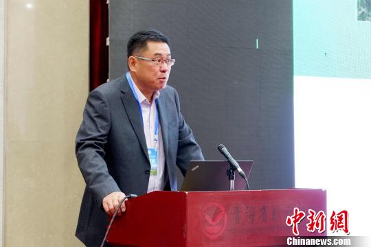 圖為青海省農(nóng)林科學(xué)院副院長、國家大麥青稞產(chǎn)業(yè)技術(shù)體系崗位科學(xué)家遲德釗正在發(fā)言?！±铍h 攝