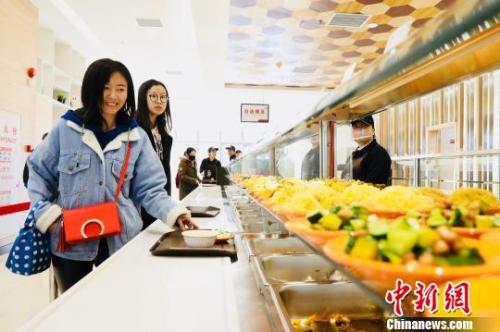 　資料圖：消費(fèi)者在餐廳就餐?！惴?攝
