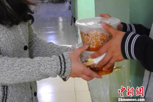 外賣(mài)配送員將外賣(mài)送到學(xué)生宿舍。受訪者供圖