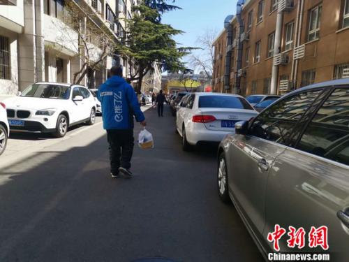 圖為餓了么配送員正在送餐。 謝藝觀 攝