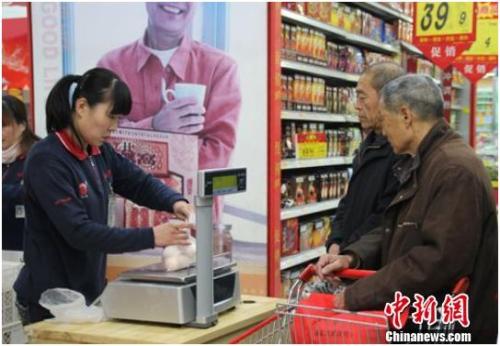 資料圖：在保定市北市區(qū)一家大型超市內(nèi)，促銷員正在為購買雞蛋的市民稱量、打包。李芳華 攝