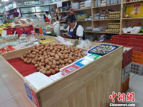 圖為菜市場里賣的雞蛋。 謝藝觀 攝