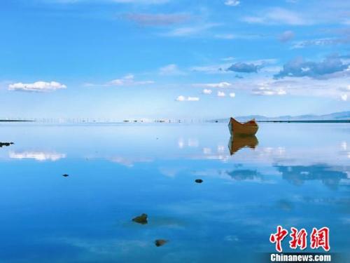  資料圖：“天空之鏡”茶卡鹽湖。　張坤　攝