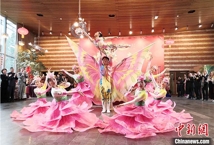 圖為雜技演員通過精湛的技藝贏得了滿堂喝彩。　甘肅省文化和旅游廳網(wǎng)站 攝