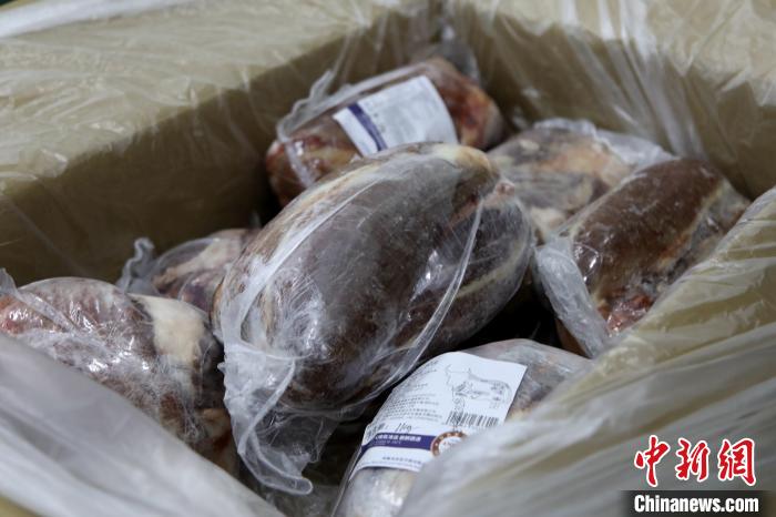 當(dāng)雄縣援鄂物資中的牦牛肉，圖中的為腱子肉，是牦牛肉中的“極品”?！‘?dāng)雄縣 供圖 攝