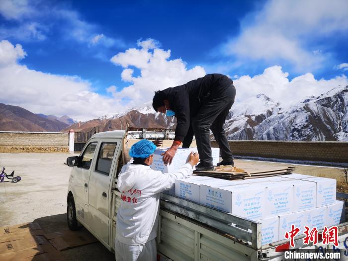 圖為工作人員搬運(yùn)物資。堆龍德慶區(qū)宣傳部供圖