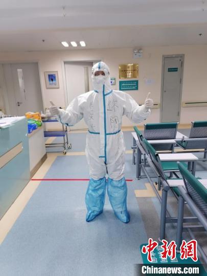 徐陶在工作中。四川援助湖北醫(yī)療隊供圖