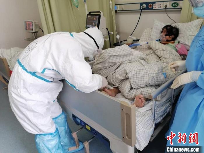 徐陶在工作中。四川援助湖北醫(yī)療隊供圖