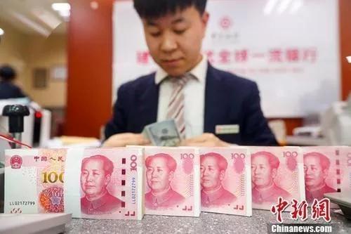 資料圖：一銀行工作人員清點(diǎn)貨幣。<a target='_blank'  data-cke-saved- >中新社</a>記者 張?jiān)?攝 