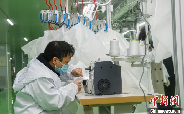 工人生產(chǎn)防護(hù)服，保障抗疫物資供應(yīng)。廣安市委宣傳部供圖
