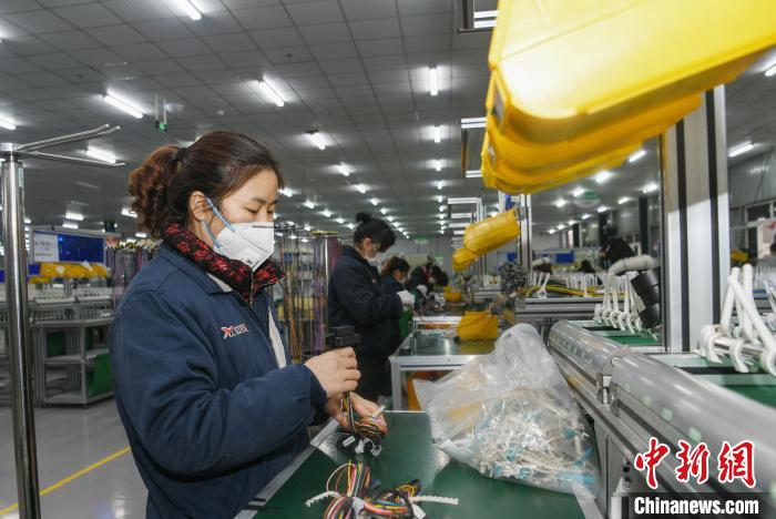 工人戴著口罩搶抓生產(chǎn)。　康建林 攝