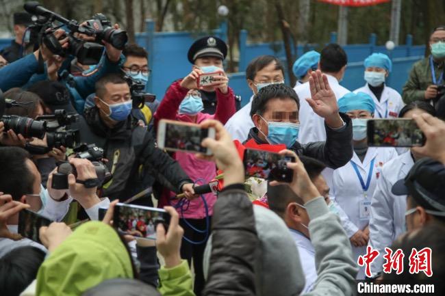 圖為貴州省最后一名新冠肺炎確診患者從貴州省將軍山醫(yī)院出院，患者與眾人揮手告別?！■暮陚?攝