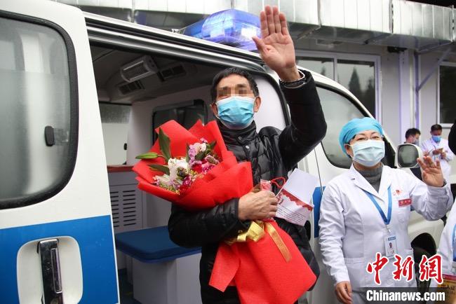 圖為貴州省最后一名新冠肺炎確診患者從貴州省將軍山醫(yī)院出院，患者與眾人揮手告別。　瞿宏倫 攝