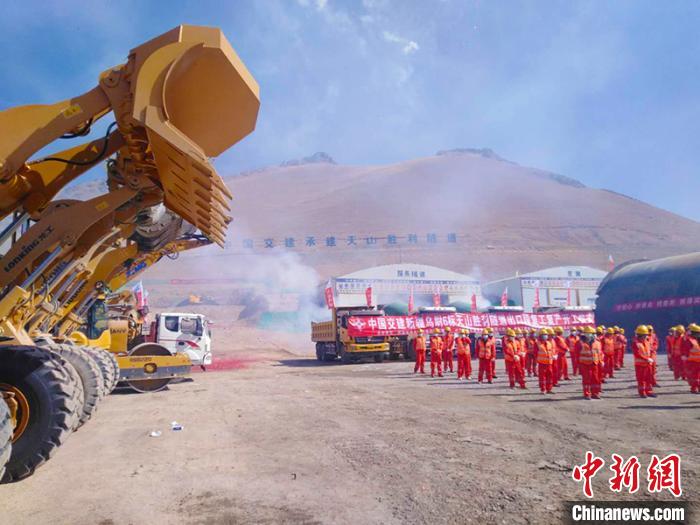 備受國內(nèi)外關(guān)注的G0711線烏魯木齊至尉犁高速公路建設(shè)項(xiàng)目天山勝利隧道復(fù)工“進(jìn)行時(shí)”?！￡悇︼w 攝