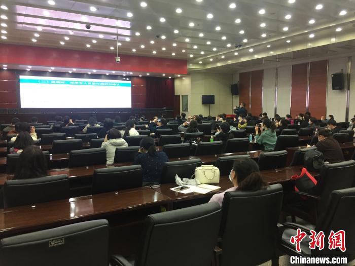 山西選派554名疫情防控指導(dǎo)員駐校指導(dǎo)高三年級(jí)開學(xué)疫情防控?！「呷鸱?攝