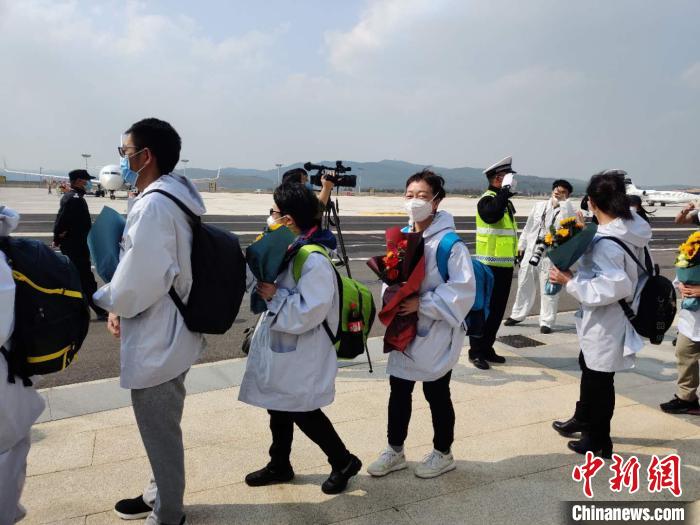 圖為交警向醫(yī)療隊敬禮?！№n帥南 攝