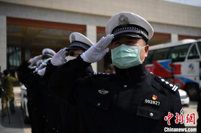 圖為交警們向醫(yī)療隊敬禮。　康平 攝