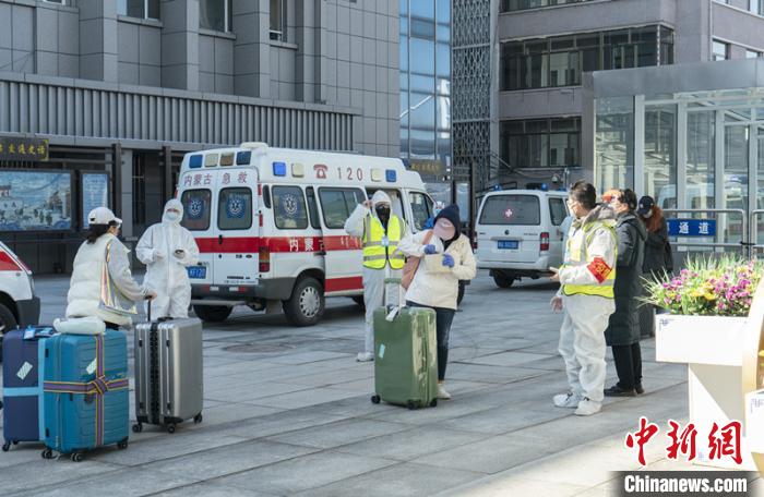 圖為呼和浩特車站“外防輸入”?！∠牧?攝