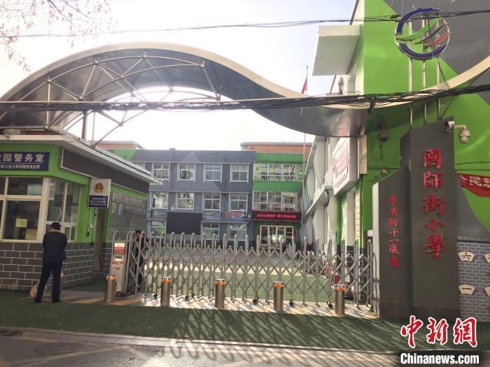 校門口設(shè)置臨時(shí)等候區(qū)，區(qū)域四周5米為禁行區(qū)?！「呷鸱?攝