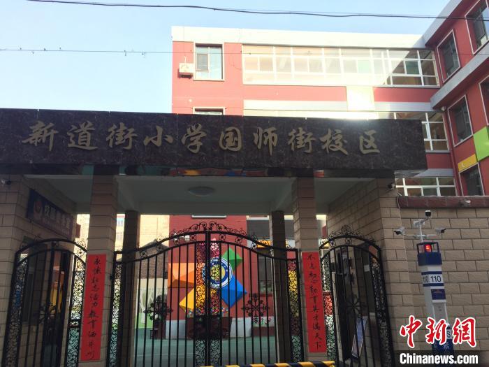 返校學(xué)生要到指定校門口報(bào)到，入校時(shí)需佩戴口罩，并進(jìn)行身份核驗(yàn)、實(shí)名登記、體溫檢測(cè)。　高瑞峰 攝