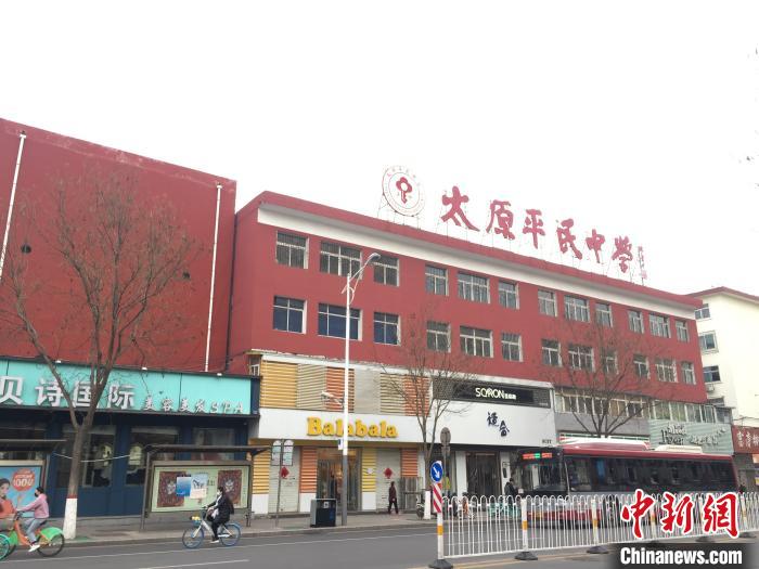 所有師生實(shí)行“日?qǐng)?bào)告”“零報(bào)告”制度，確保開學(xué)后校園衛(wèi)生安全?！「呷鸱?攝