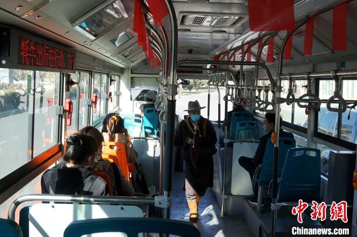 拉薩市民生活如常，圖為民眾戴口罩乘坐公交車?！〗w波 攝