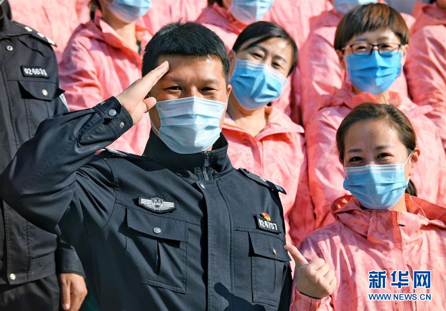（習近平致敬的戰(zhàn)“疫”英雄·公安干警篇·圖文互動）（1）他們，抗疫一線鑄警魂