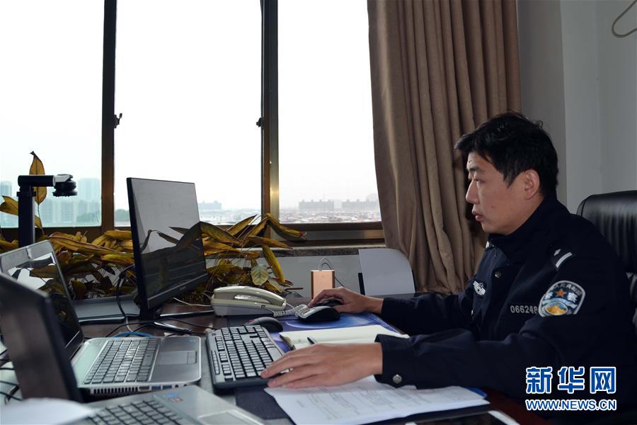 （習近平致敬的戰(zhàn)“疫”英雄·公安干警篇·圖文互動）（8）他們，抗疫一線鑄警魂