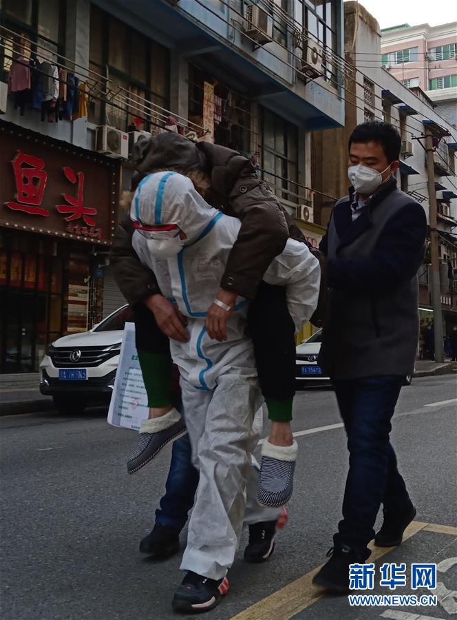 （習近平致敬的戰(zhàn)“疫”英雄·公安干警篇·圖文互動）（4）他們，抗疫一線鑄警魂
