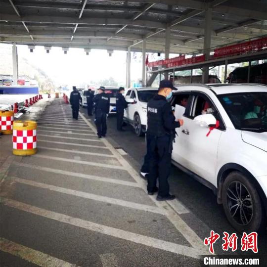 圖為云南一邊境檢查站防控疫情同時嚴(yán)防境外毒品滲透?！≡颇鲜」矎d供圖 攝