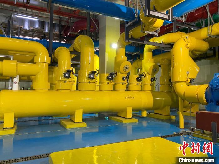 圖為中國移動(dòng)云南數(shù)據(jù)中心冷卻系統(tǒng)?！⊥蹯簛?攝