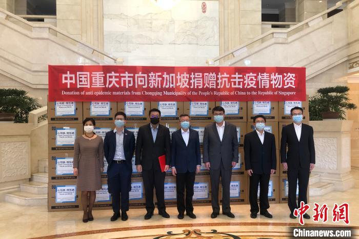 圖為捐贈方與接收方代表合影留念?！⑾嗔?攝