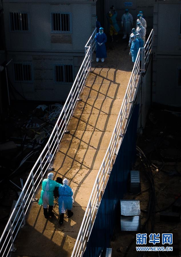 （聚焦疫情防控·圖文互動(dòng)）（10）分秒必爭(zhēng)！一切為了治病救人——中國(guó)抗疫生命至上的生動(dòng)實(shí)踐