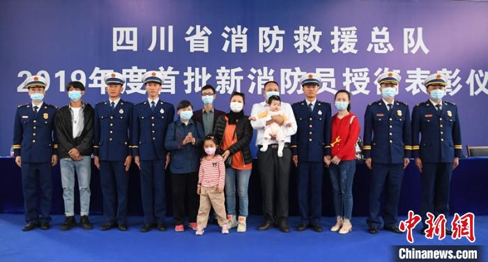 3名新消防員與親人現(xiàn)場見證授銜儀式?！⒅铱?攝