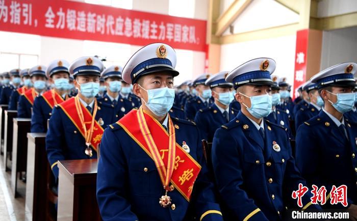 授銜表彰儀式現(xiàn)場?！⒅铱?攝