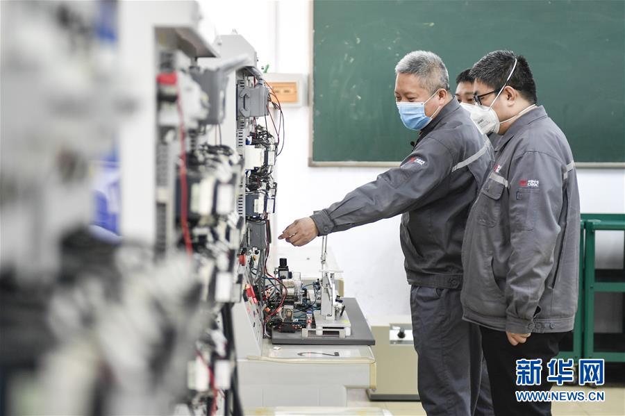 （在習近平新時代中國特色社會主義思想指引下——新時代新作為新篇章·習近平總書記關(guān)切事·圖文互動）（8）汗水的味道——記錄奮戰(zhàn)在復(fù)工復(fù)產(chǎn)一線的勞動者